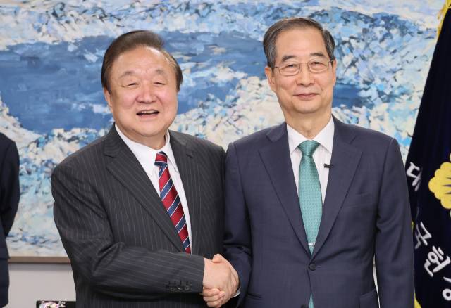 ▲한덕수 전 국무총리가 3일 서울 여의도 국회 헌정기념관을 방문, 정대철 헌정회장과 악수하고 있다. ⓒ연합뉴스