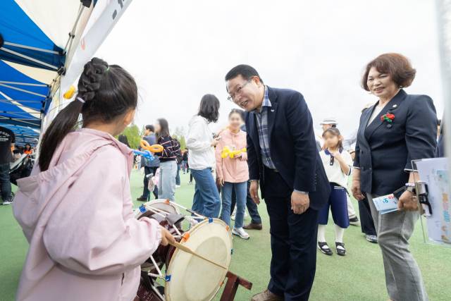 ▲익산시 '솜리 어린이 민속 큰잔치'에서 정헌율 익산시장이 아이들과 흥겨운 대화를 하고 있다. ⓒ정헌율 익산시장 페이스북