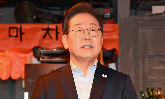 이재명 더불어민주당 대선후보가 지난 1일 서울 종로구의 한 포장마차에서 열린 비전형 노동자 간담회를 마친 뒤 대법원이 공직선거법 위반과 관련한 2심 판결을 파기 환송한데 대한 취재진 질문에 답하고 있다. 공동취재사진