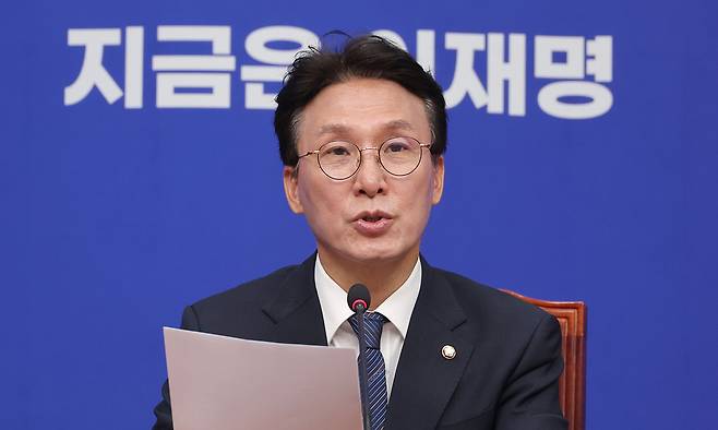 더불어민주당 김민석 상임공동선거대책위원장이 4일 국회에서 열린 기자간담회에서 발언하고 있다. 연합뉴스