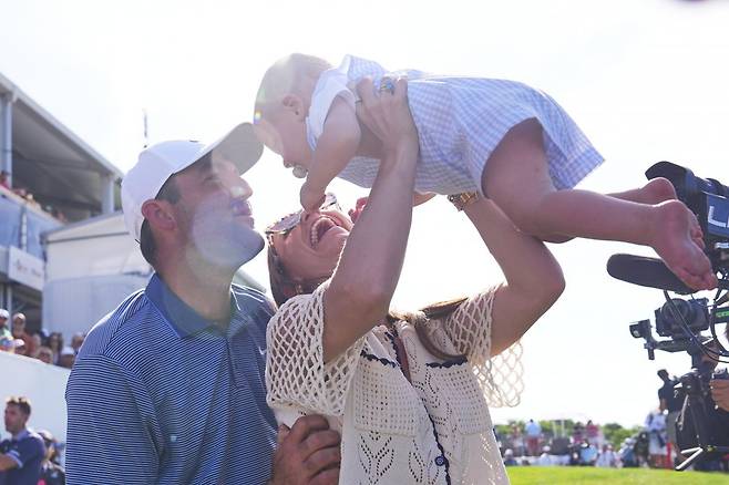 스코티 셰플러(왼쪽)가 5일(한국시간) 미국 텍사스주 댈러스 근교 도시 매키니의 TPC 크레이그 랜치(파71)에서 열린 미국프로골프(PGA) 투어 더CJ컵 바이런 넬슨(총상금 990만달러)에서 우승한 후 아내 메러디스(가운데)와 아들 베넷을 들어 올리며 우승 세리머니를 하고 있다. 셰플러는 이 대회에서 최종 합계 31언더파 253타로 2위 에릭 null 8타 차로 따돌리며 완벽한 우승을 일궜다. 댈러스(미국) ㅣAP 뉴시스