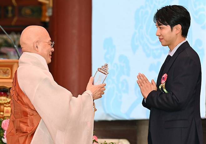 가수 이승기 씨 5일 서울 종로구 조계사에서 열린 불기 2569년 부처님오신날 봉축법요식에서 조계종 총무원장 진우스님으로부터 2025 불자대상을 수상한 뒤 기념촬영을 하고 있다. 연합뉴스