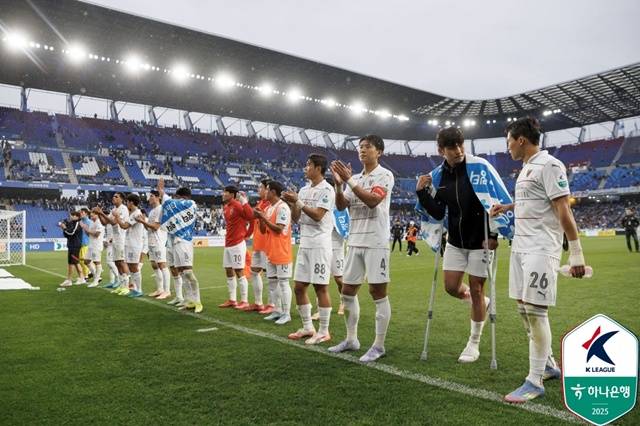 팬들에게 인사하는 포항스틸러스 선수단. /사진=한국프로축구연맹 제공