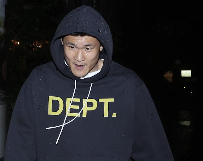 김민재가 후드 티를 입고 소속팀인 바이에른 뮌헨의 독일 분데스리가 우승 파티에 참석했다. 스포르트 빌트