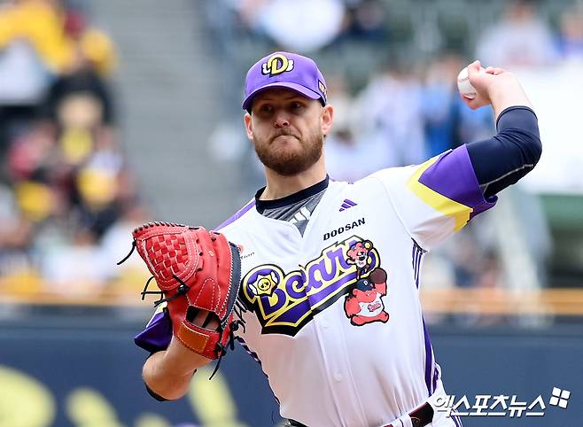두산 베어스 외국인 투수 콜어빈이 5일 서울 잠실야구장에서 열린 2025 신한 SOL Bank KBO리그 LG 트윈스와의 팀 간 4차전에서 6이닝 1실점 호투로 팀의 3연승을 이끌었다. 사진 고아라 기자