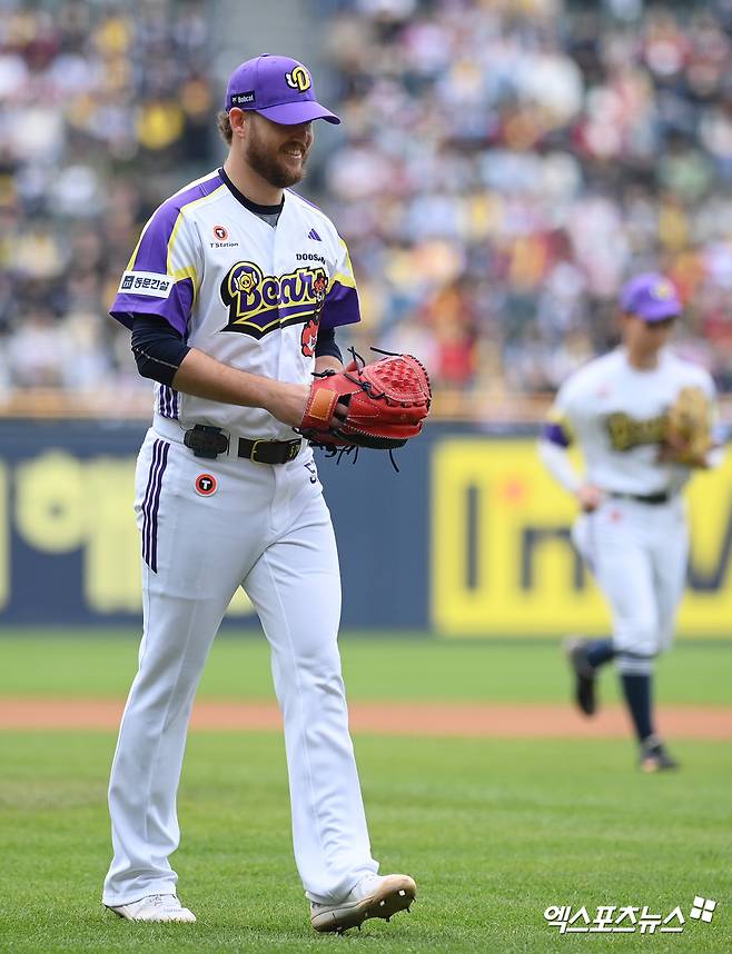 두산 베어스 외국인 투수 콜어빈이 5일 서울 잠실야구장에서 열린 2025 신한 SOL Bank KBO리그 LG 트윈스와의 팀 간 4차전에서 6이닝 1실점 호투로 팀의 3연승을 이끌었다. 사진 고아라 기자