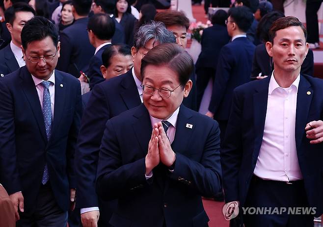 봉축법요식 마친 이재명 후보 (서울=연합뉴스) 윤동진 기자 = 더불어민주당 이재명 대선 후보가 5일 서울 종로구 조계사에서 열린 불기 2569년 부처님오신날 봉축법요식을 마친 후 이동하고 있다. 2025.5.5 mon@yna.co.kr