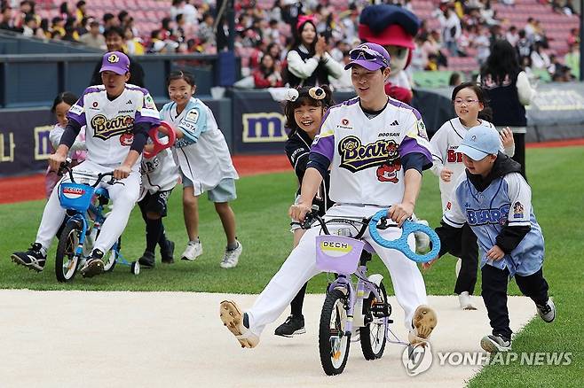 프로야구 선수들과 함께하는 어린이날 미니운동회 (서울=연합뉴스) 임화영 기자 = 5일 서울 잠실야구장에서 열린 프로야구 LG 트윈스와 두산 베어스의 경기에 앞서 열린 어린이날 이벤트 미니운동회에서 두산 김민석 조와 박치국 조가 결승선을 향해 달리고 있다. 2025.5.5 hwayoung7@yna.co.kr