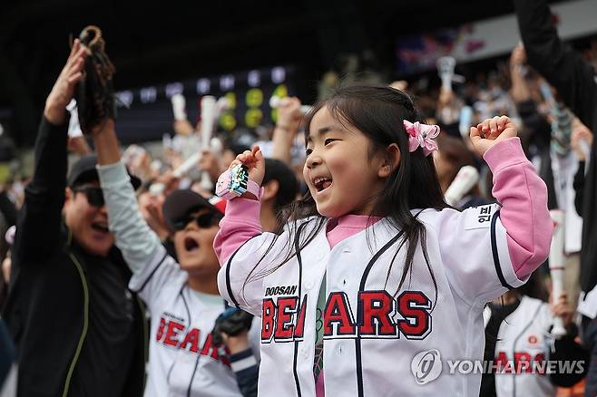 '어린이날 더비' 응원하는 어린이들 (서울=연합뉴스) 임화영 기자 = 어린이날인 5일 서울 잠실야구장에서 열린 프로야구 LG 트윈스와 두산 베어스의 경기에서 어린이들이 열띤 응원을 하고 있다. 2025.5.5 hwayoung7@yna.co.kr