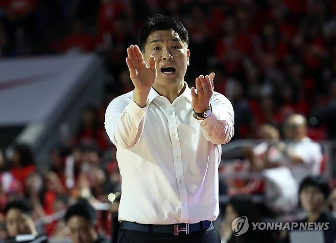 박수치는 조상현 감독 (서울=연합뉴스) 윤동진 기자 = 5일 잠실학생체육관에서 열린 2024-2025 KBL 챔피언결정전 창원 LG 대 서울 SK 경기. LG 조상현 감독이 손뼉을 치고 있다. 2025.5.5 mon@yna.co.kr