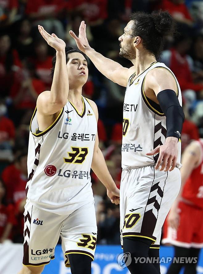 추격 저지하는 마레이 (서울=연합뉴스) 윤동진 기자 = 5일 잠실학생체육관에서 열린 2024-2025 KBL 챔피언결정전 창원 LG 대 서울 SK 경기. LG 마레이가 슛을 성공시킨 후 기뻐하고 있다. 2025.5.5 mon@yna.co.kr