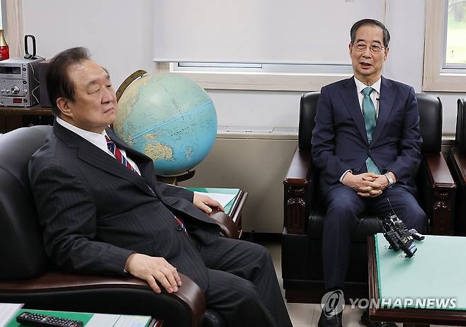 대한민국 헌정회 예방한 한덕수 전 총리 (서울=연합뉴스) 이정훈 기자 = 3일 서울 여의도 국회 헌정기념관을 찾은 한덕수 전 국무총리가 발언하고 있다. 왼쪽은 정대철 헌정회장. 2025.5.3 uwg806@yna.co.kr