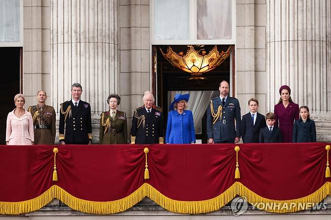 전승절 기념 행사에서 버킹엄궁 발코니에 선 영국 왕실 가족 (런던 AFP=연합뉴스) 5일(현지시간) 영국 런던에서 열린 유럽 전승절 기념 행사에서 영국 왕실 가족들이 버킹엄궁 발코니에 서 있다. 가운데는 찰스 3세 국왕 부부, 오른쪽은 윌리엄 왕세자 가족, 왼쪽은 에드워드 왕자 부부와 앤 공주 부부.