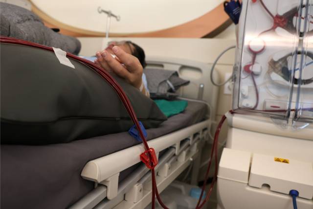 23일 부산 시내 한 병원에서 장기 이식을 기다리는 환자가 투석 치료를 받고 있다. 우태욱 기자 woo@imail.com