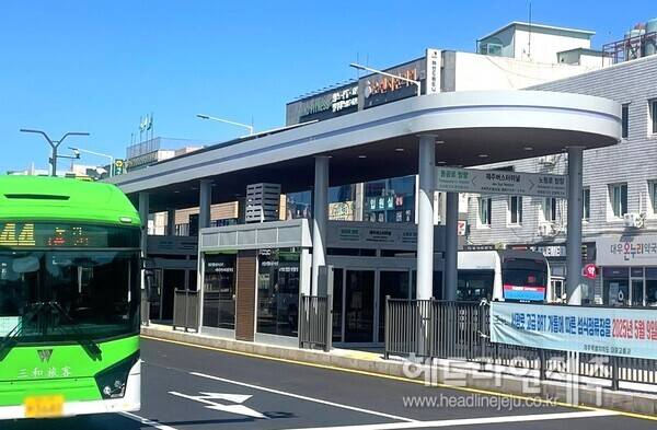 국내 최초로 도입된 제주시 서광로의 섬식정류장이 9일 오전 6시 개통, 본격 운영된다. 사진은 제주버스터미널 앞 섬식정류장. ⓒ헤드라인제주