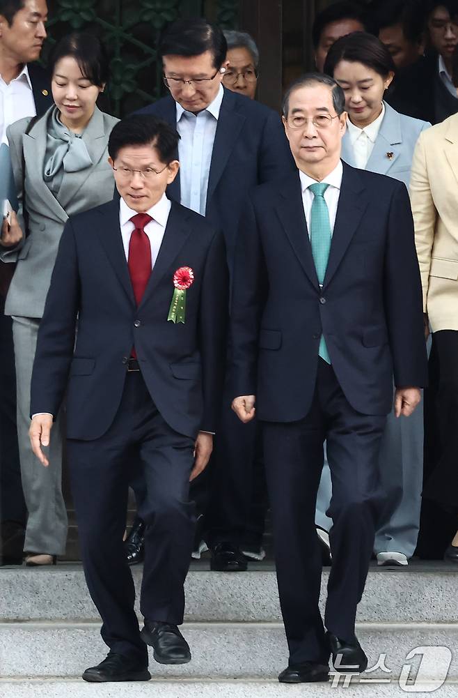 김문수 국민의힘 대통령 후보(왼쪽)와 한덕수 무소속 대통령 선거 예비 후보가 5일 오전 서울 종로구 조계사에서 열린 불기 2569년 부처님오신날 봉축법요식에 참석하고 있다. 2025.5.5/뉴스1 ⓒ News1 김민지 기자