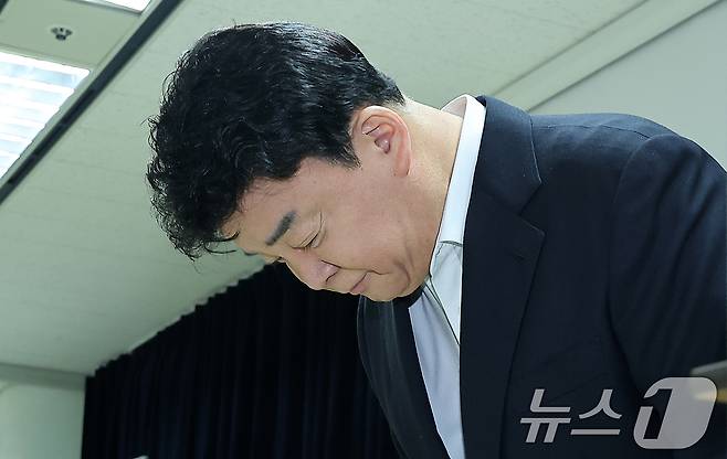 백종원 더본코리아 대표가 28일 서울 서초구 스페이스쉐어 강남역센터에서 열린 정기 주주총회에서 고개 숙여 인사하고 있다. 2025.3.28/뉴스1 ⓒ News1 김진환 기자