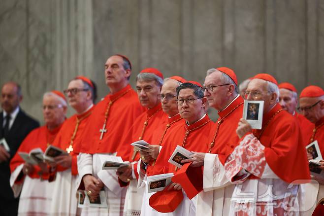 루이스 안토니오 타글레와 피에트로 파롤린 등 추기경들이 바티칸 성베드로 성당 내에 모여 있다. 이날 앞서 교황이 안치된 관이 대성당 내부로 옮겨졌다. 2025.04.23 ⓒ 로이터=뉴스1 ⓒ News1 최종일 선임기자