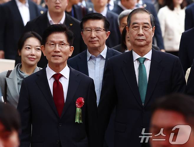 김문수 국민의힘 대통령 후보(왼쪽)와 한덕수 무소속 대통령 선거 예비후보가 5일 오전 서울 종로구 조계사에서 열린 불기 2569년 부처님오신날 봉축법요식에 참석하고 있다. 2025.5.5/뉴스1 ⓒ News1 김민지 기자