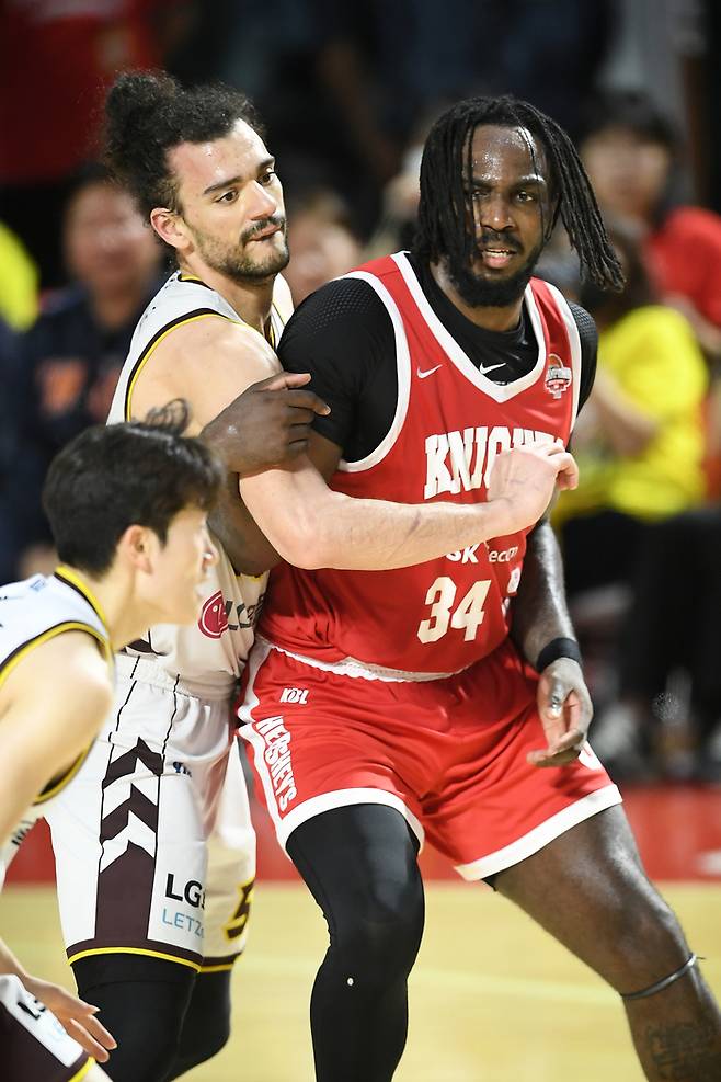 5일 잠실학생체육관에서 열린 2024~2025 KCC 프로농구 챔피언결정전 1차전 창원 LG와 서울 SK 경기에서 LG 아셈 마레이(왼쪽)가 SK 자밀 워니를 막고 있다. 사진 | KBL