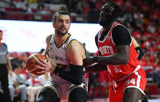 창원 LG 아셈 마레이(왼쪽)가 5일 잠실학생체육관에서 열린 2024~2025 KCC 프로농구 챔피언결정전 1차전 서울 SK와 경기에서 자밀 워니의 수비를 뚫고 돌파하고 있다. 사진 | KBL