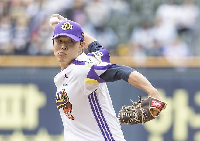 두산 최원준이 6일 서울 잠실구장에서 열린 2025 KBO리그 정규시즌 LG전 선발 등판해 역투하고 있다. 사진 | 연합뉴스