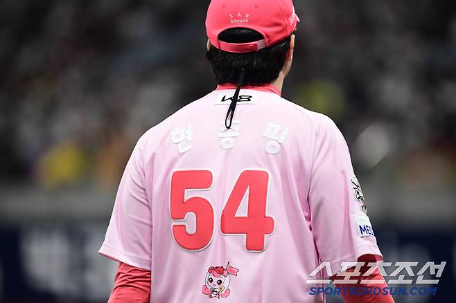 마운드로 나서는 KIA 선발 양현종.