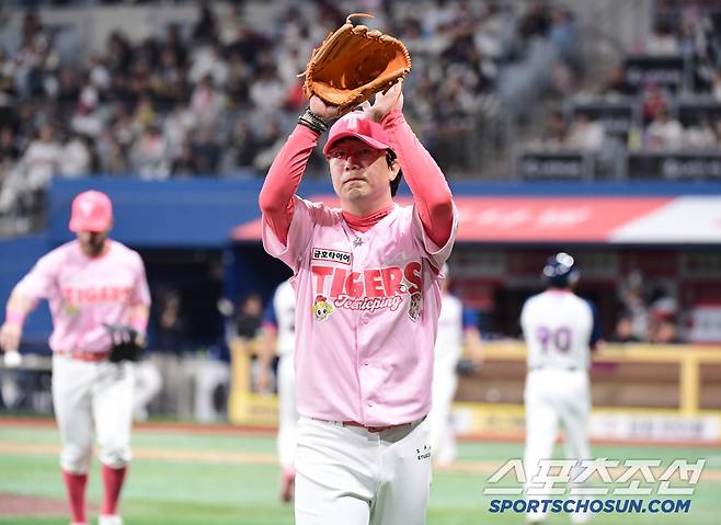 6회 투구를 마치고 응원해주는 팬들에게 박수를 보내는 양현종.