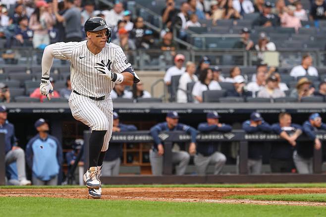 애런 저지가 8회 2루타를 날린 뒤 1루로 힘차게 달려나가고 있다. Imagn Images연합뉴스