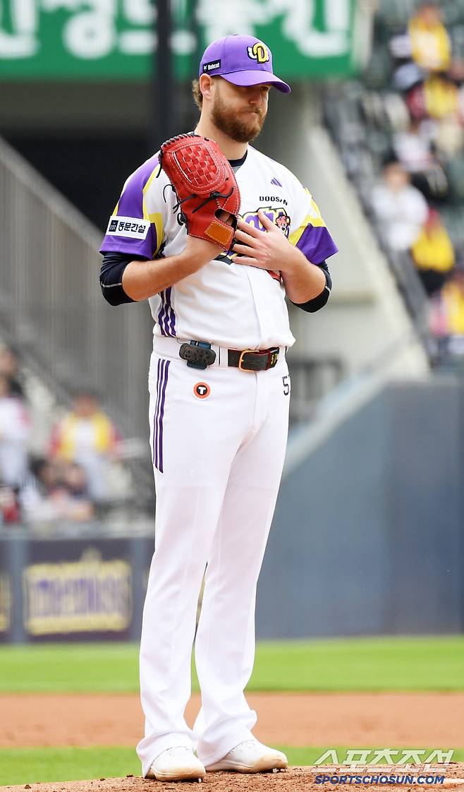 고의성은 전혀 없었던 상황 아파하는 문보경을 향해 미안하다는 메시지를 전하는 선발 콜어빈.