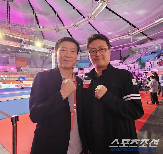 김택수 진천선수촌장이 SK텔레콤 펜싱그랑프리 사상 첫 한국 선수 동반 결승행을 이끈 이국현 여자사브르 대표팀 코치와 파이팅을 외치며 격려하고 있다. 사진=전영지 기자