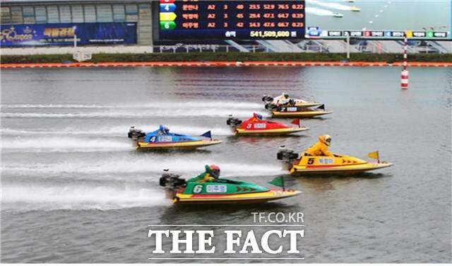 오는 14일(수) 미사경정장에서는 여성 최강자를 가리는 메이퀸 특별경정이 열린다. 사진은 지난해 메이퀸 특별경정 경주 장면./국민체육진흥공단