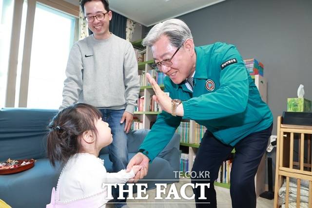 경주에서 자녀 육 남매와 함께 의령군 대의면으로 전입한 가구를 방문한 오태완 의령군수/의령군