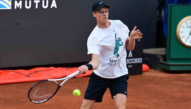 시너가 포로 이탈리코 코트에서 이리 레헤츠카와 연습을 하고 있다. 사진/ATP 투어