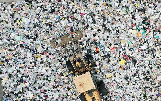 지난달 21일 경기 수원시 영통구 수원시자원순환센터에 각 가정에서 쏟아져 나온 플라스틱 폐기물 등이 가득 쌓여 있다. /뉴시스