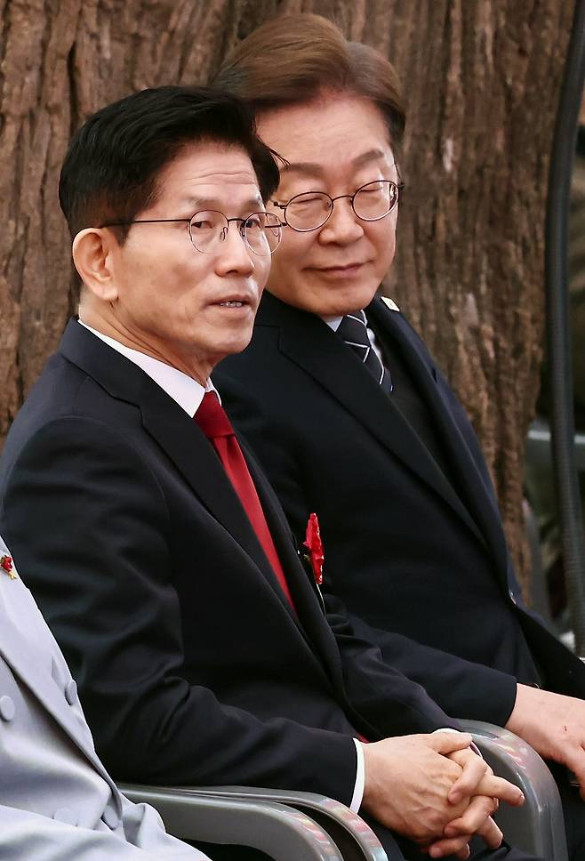 김문수 국민의힘 대통령 후보와 이재명 더불어민주당 대통령 후보가 5일 오전 서울 종로구 조계사에서 열린 불기 2569년 부처님오신날 봉축법요식에 참석해 자리하고 있다. /뉴스1