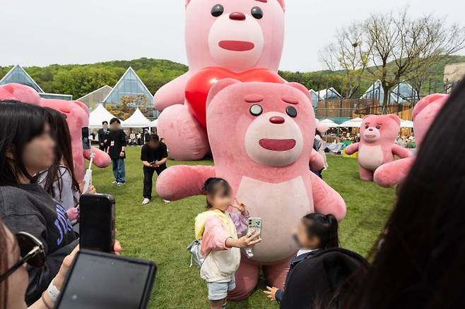 롯데홈쇼핑이 황금 연휴를 맞아 롯데프리미엄아울렛 의왕점에서 진행 중인 초대형 벨리곰 공공전시가 가족 단위 쇼핑객들로 북적이고 있다.ⓒ롯데홈쇼핑