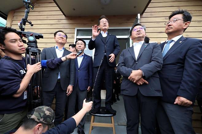 더불어민주당 이재명 대선 후보가 5일 경기 여주시 새마을식당 앞에서 신발을 벗고 의자 위에 올라가 즉흥 연설을 하고 있다. 이 후보는 이날 민주당이 사법부에 본인의 파기환송심 일정을 대선 이후로 연기할 것을 요청한 데 대해 “헌법 116조에 선거운동에 공평한 기회를 보장해야 한다는 것이 있다고 한다”며 이를 존중해야 한다는 입장을 밝혔다. 여주=뉴시스