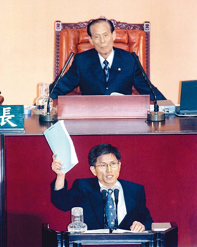 국회의원 시절 김문수 후보가 국회 본회의장 연단에 서서 대정부질문을 하고 있다.