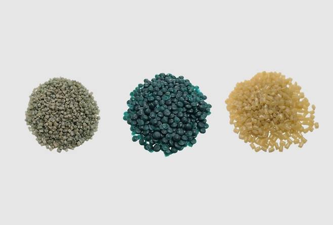 포어시스가 UL솔루션즈로부터 검증받은 해양 플라스틱 재생원료. 왼쪽부터 △폴리아미드(PA6) 'SeasNyl' △폴리프로필렌(PP) 'SeasPoP' △폴리에틸렌(PE) 'SeasPoE'. 사진 출처 : 포어시스