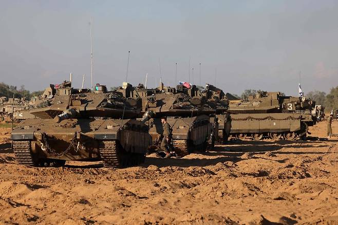 5일(현지시간) 이스라엘과 팔레스타인 가자지구 국경 인근에서 이스라엘군 기갑차량들이 대기하고 있다.AFP연합뉴스