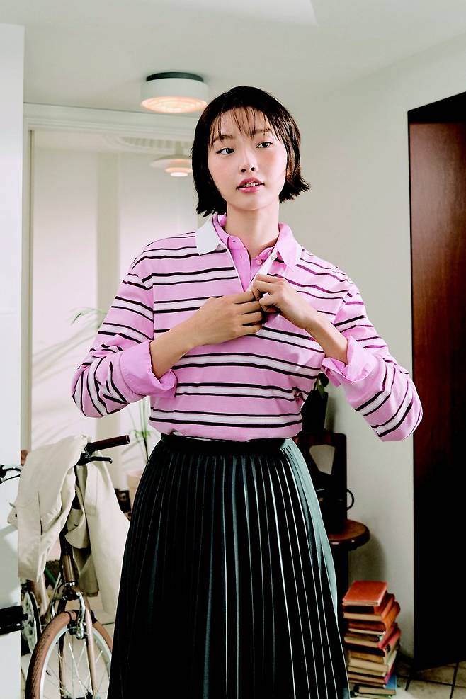 빈폴레이디스의 올해 봄·여름(SS) 멀티 스트라이프 T칼라 티셔츠 신상품 삼성물산 패션부문 제공