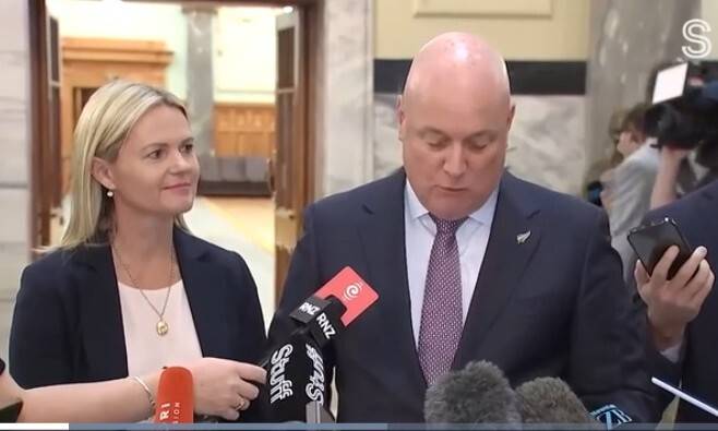 크리스토퍼 럭슨 뉴질랜드 총리와 집권 국민당 소속의 캐서린 웨드 의원이 6일 16세 이하 청소년의 소셜미디어 접근을 제한하는 법안 발의를 기자들에게 설명하고 있다. 뉴질랜드 언론 스텁 누리집 갈무리