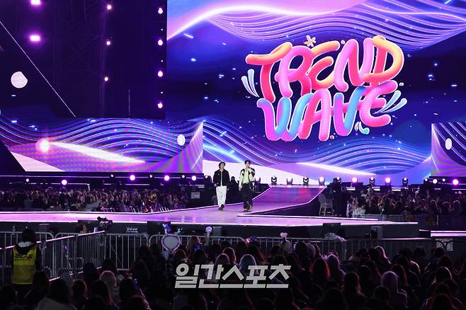 그룹 슈퍼주니어 D&E가 3일 인천 서구 아시아드주경기장에서 열린 'Trend wave Festival 2025 (트렌드웨이브 2025)'에서 멋진 무대를 선보이고 있다. 스튜디오와, ITP인천테크노파크가 주최 및 주관하며 일간스포츠, 이코노미스트, 이데일리가 미디어 후원하는 ‘트렌드웨이브 2025’는 K-POP, K-DANCE 공연을 넘어 K-컬쳐의 전 부문을 경험할 수 있는 신개념 페스티벌이다. 인천=서병수 기자 qudtn@edaily.co.kr /2025.05.03/