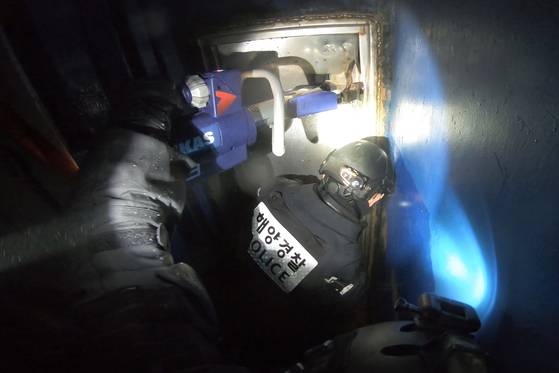 중부지방해양경찰청 서해5도특별경비단은 지난달 3일 인천 옹진군 백령도 서쪽 약 46km(25해리) 해상에서 불법조업을 하던 중국어선 2척을 경제수역어업주권법 위반 혐의로 나포했다. 이들 어선은 해경의 정선 명령에 불응하고 2중 철문을 걸어 잠근 채 지그재그로 항해해 도주했지만 결국 나포됐다. 서해5도특별경비단