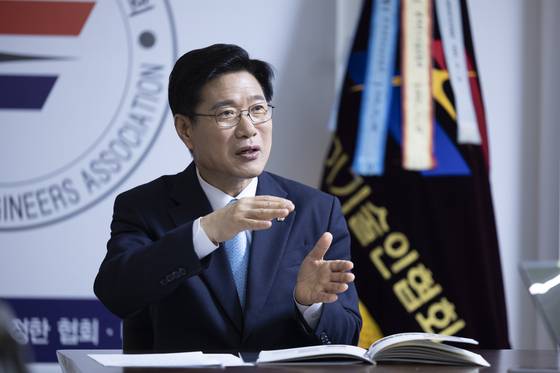 김동환 한국전기기술인협회 회장이 지난달 25일 서울 관악구 남부순환로 한국전기기술인협회 빌딩에서 중앙일보와 인터뷰하고 있다. 임현동 기자.