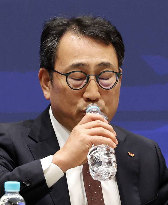 유영상 SK텔레콤 대표이사가 지난 2일 오전 서울 중구 SK텔레콤 T타워에서 열린 사이버 침해 관련 일일 브리핑에서 질문에 답변하던 중 잠시 목을 축이고 있다. 뉴스1