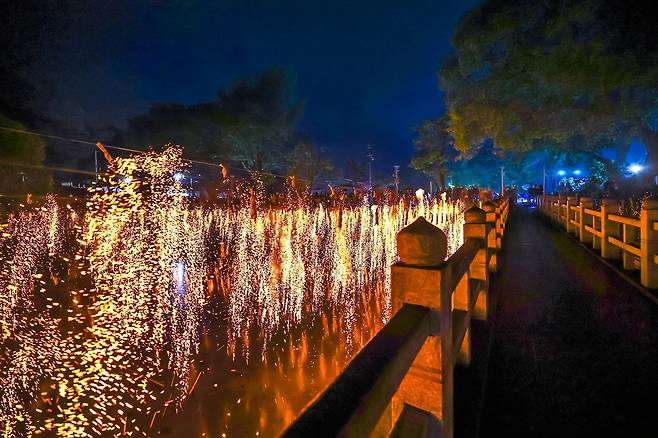 경남 함안에서 열린 낙화놀이. 경남도 제공