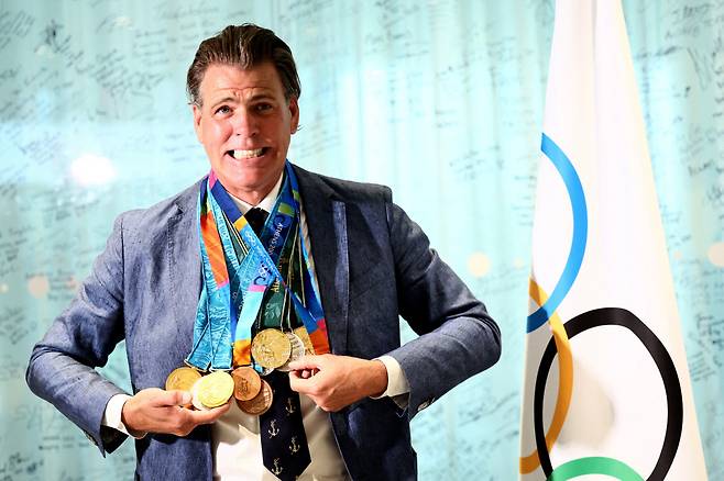 게리 홀 주니어가 5일 스위스 IOC에서 토마스 바흐 위원장으로부터 메달을 전달받아 목에 건 뒤 사진을 찍고 있다. 로이터연합뉴스