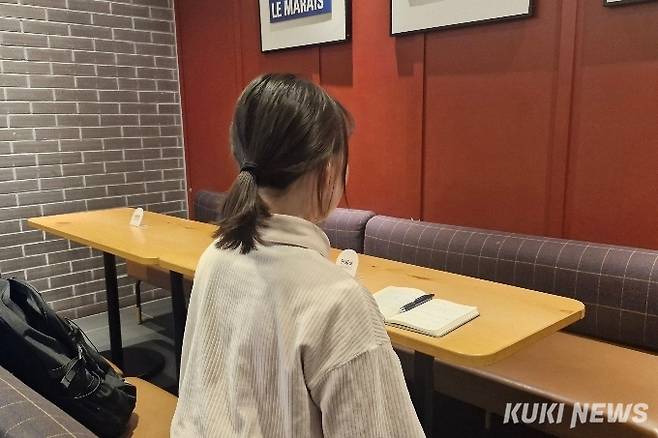 사회복지 공무원 시험 준비를 위해 독서실 관리 업무를 맡게 된 허수정씨. 이가을 쿠키청년기자